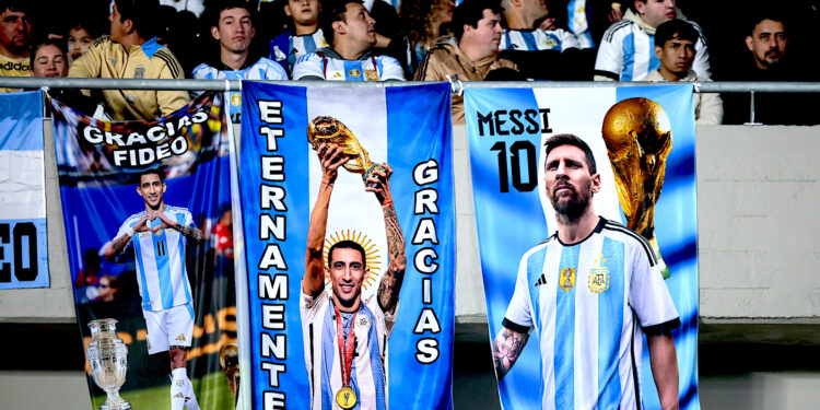 Fotografía de carteles en honor a los jugadores de Argentina Ángel Di María y Lionel Messi este jueves, en un partido de las eliminatorias sudamericana para el Mundial 2026 entre Argentina y Chile en el estadio Más Monumental en Buenos Aires (Argentina). EFE/ STR