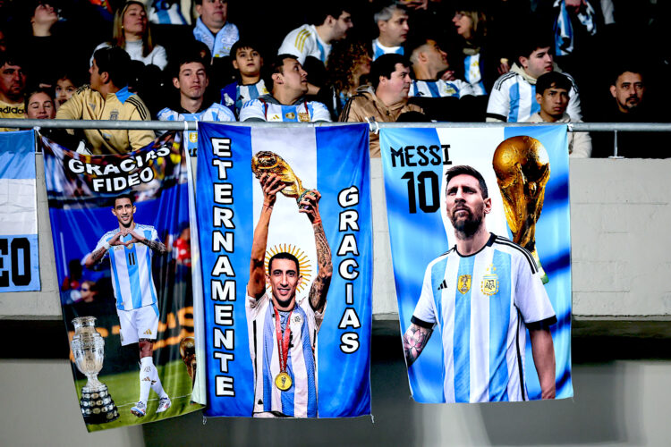 Fotografía de carteles en honor a los jugadores de Argentina Ángel Di María y Lionel Messi este jueves, en un partido de las eliminatorias sudamericana para el Mundial 2026 entre Argentina y Chile en el estadio Más Monumental en Buenos Aires (Argentina). EFE/ STR