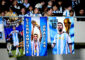 Fotografía de carteles en honor a los jugadores de Argentina Ángel Di María y Lionel Messi este jueves, en un partido de las eliminatorias sudamericana para el Mundial 2026 entre Argentina y Chile en el estadio Más Monumental en Buenos Aires (Argentina). EFE/ STR