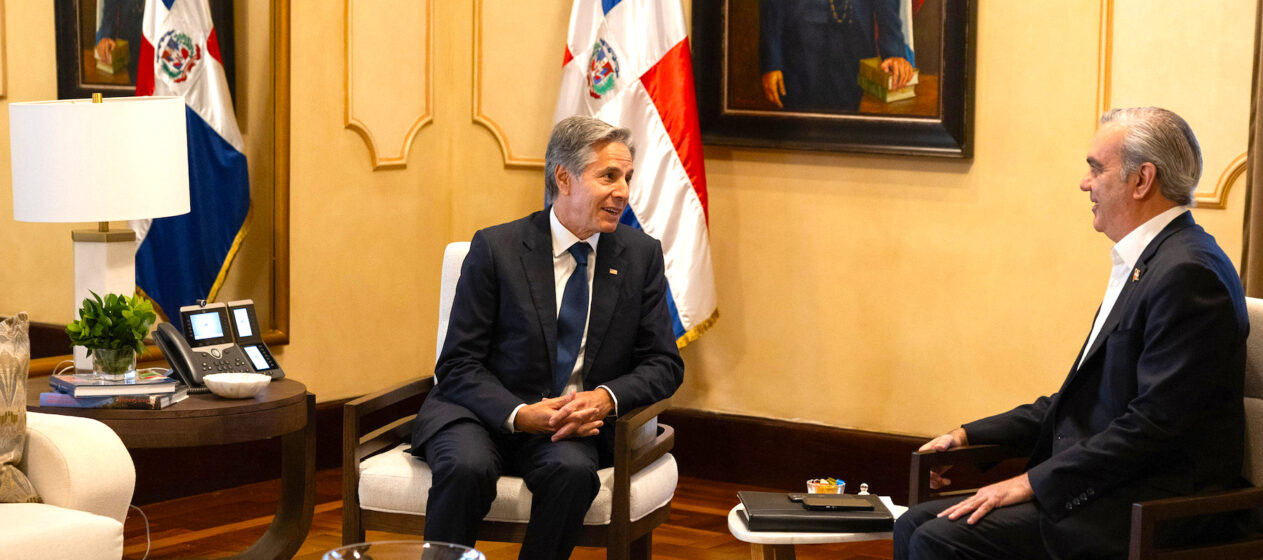 Fotografía publicada por el secretario de Estado de EE.UU., Antony Blinken (i), en sus redes sociales durante una reunión con el presidente dominicano, Luis Abinader (d), este viernes en Santo Domingo (República Dominicana). Abinader expresó su intención de normalizar "en la medida de lo posible" la relación con el vecino Haití, en un punto bajo desde hace casi un año a raíz de la construcción por parte haitiana de un canal en el fronterizo río Masacre o Dajabón. EFE/Sec. Blinken /