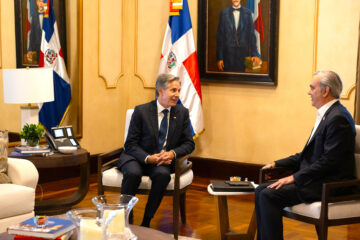 Fotografía publicada por el secretario de Estado de EE.UU., Antony Blinken (i), en sus redes sociales durante una reunión con el presidente dominicano, Luis Abinader (d), este viernes en Santo Domingo (República Dominicana). Abinader expresó su intención de normalizar "en la medida de lo posible" la relación con el vecino Haití, en un punto bajo desde hace casi un año a raíz de la construcción por parte haitiana de un canal en el fronterizo río Masacre o Dajabón. EFE/Sec. Blinken /