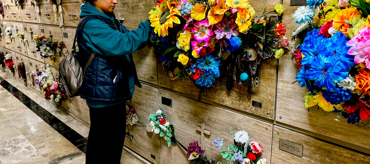 Una mujer decora la tumba del cantante argentino Gustavo Cerati este miércoles, al cumplirse diez años de su muerte, en el cementerio de la Chacarita en la Ciudad de Buenos Aires (Argentina). EFE/ Juan Ignacio Roncoroni