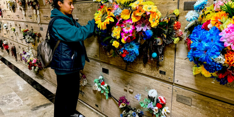 Una mujer decora la tumba del cantante argentino Gustavo Cerati este miércoles, al cumplirse diez años de su muerte, en el cementerio de la Chacarita en la Ciudad de Buenos Aires (Argentina). EFE/ Juan Ignacio Roncoroni