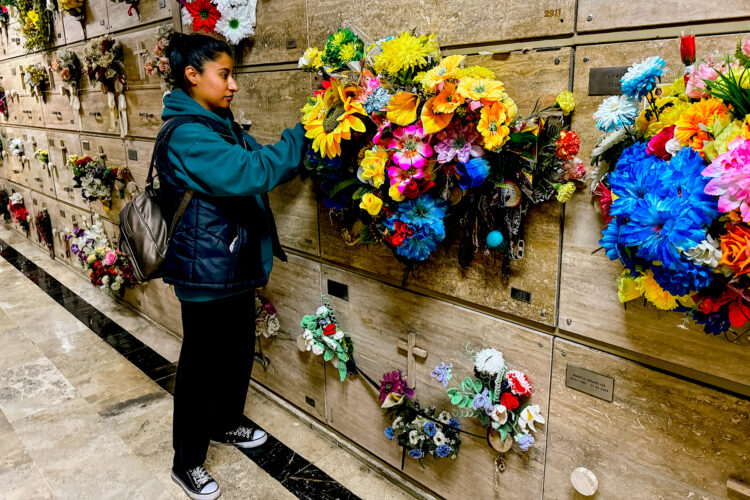 Una mujer decora la tumba del cantante argentino Gustavo Cerati este miércoles, al cumplirse diez años de su muerte, en el cementerio de la Chacarita en la Ciudad de Buenos Aires (Argentina). EFE/ Juan Ignacio Roncoroni