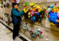 Una mujer decora la tumba del cantante argentino Gustavo Cerati este miércoles, al cumplirse diez años de su muerte, en el cementerio de la Chacarita en la Ciudad de Buenos Aires (Argentina). EFE/ Juan Ignacio Roncoroni