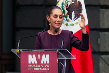 La presidenta electa de México, Claudia Sheinbaum, habla durante un acto protocolario este miércoles en la Secretaría de Educación Pública de Ciudad de México (México). Sheinbaum acusó de "agravio" al pueblo mexicano que la Corona española niegue el perdón por los abusos de la conquista, tras su decisión de excluir al rey Felipe VI de su ceremonia de investidura, el próximo 1 de octubre. EFE/ Mario Guzmán