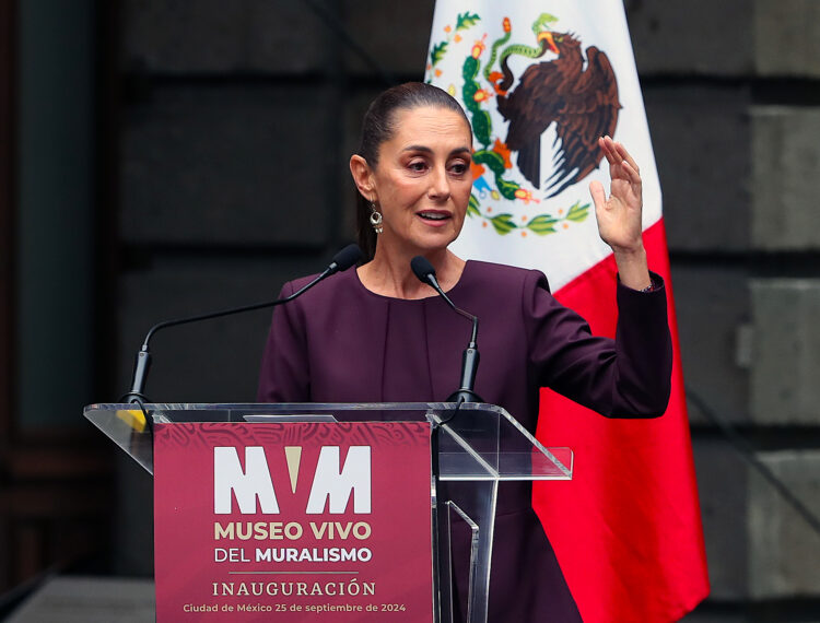 La presidenta electa de México, Claudia Sheinbaum, habla durante un acto protocolario este miércoles en la Secretaría de Educación Pública de Ciudad de México (México). Sheinbaum acusó de "agravio" al pueblo mexicano que la Corona española niegue el perdón por los abusos de la conquista, tras su decisión de excluir al rey Felipe VI de su ceremonia de investidura, el próximo 1 de octubre. EFE/ Mario Guzmán