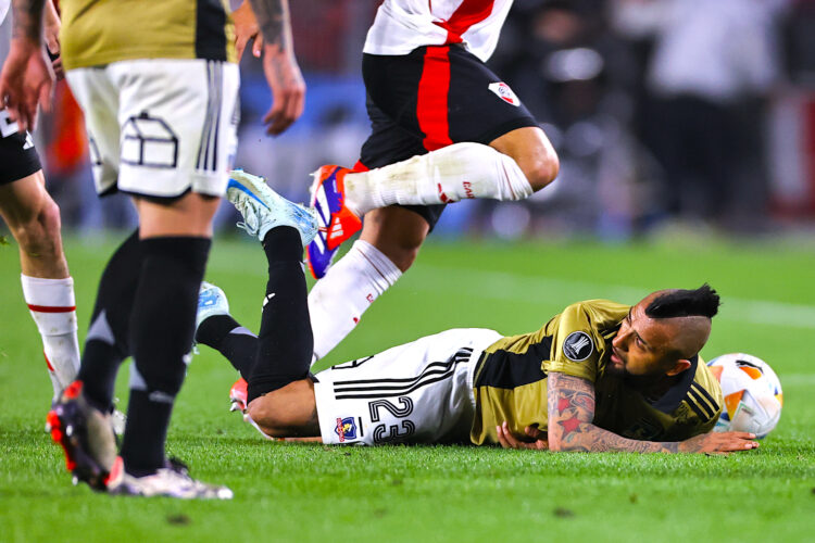 Arturo Vidal de Colo Colo reacciona, en el partido de vuelta de los cuartos de final de la Copa Libertadores entre River Plate y Colo Colo en el estadio Más Monumental en Buenos Aires (Argentina). EFE/ Juan Ignacio Roncoroni