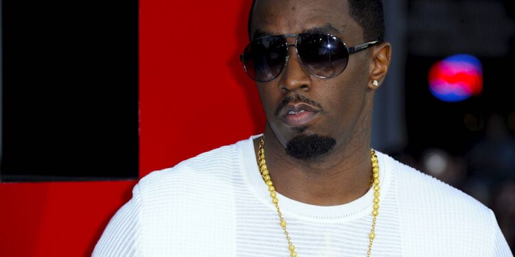 Fotografía de archivo del 20 de mayo de 2011 del cantante y actor estadounidense Sean 'Diddy' Combs a su llegada al estreno de la película 'The Hangover Part II', dirigida por Todd Phillips, en el teatro chino Grauman de Hollywood, en Los Ángeles, California (EEUU). El rapero Sean 'Diddy' Combs, que actualmente está siendo investigado por delitos relacionados con tráfico de personas, deberá pagar 100 millones de dólares a un hombre que lo demandó por agresión sexual después de que el cantante no se presentara en una vista del caso este lunes. EFE/ Paul Buck