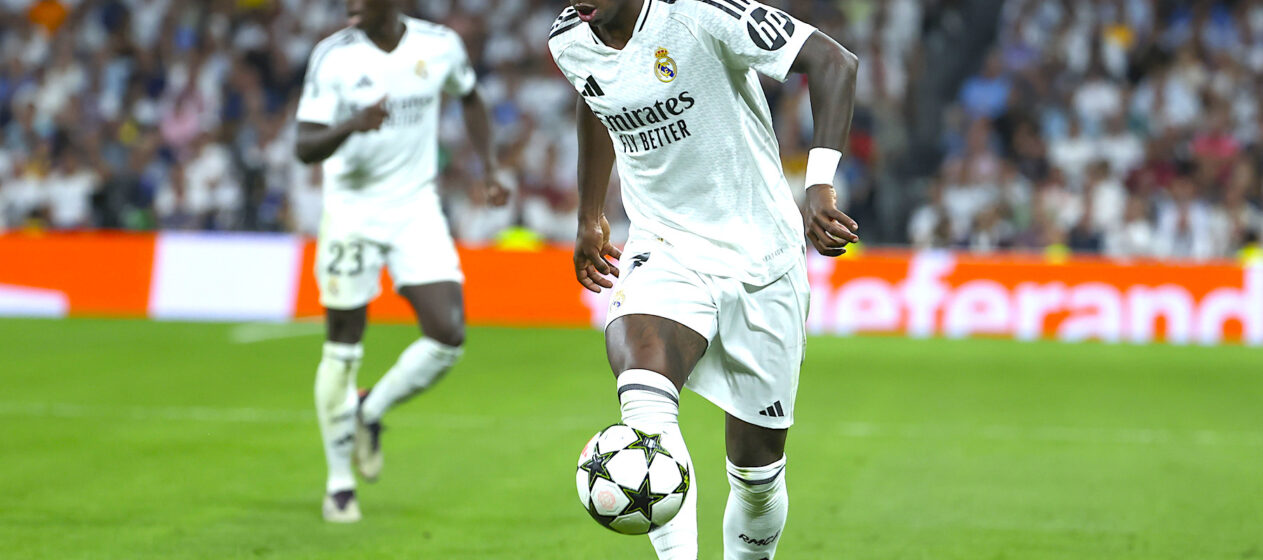 El delantero brasileño del Real Madrid, Vinicius Junior, durante el encuentro correspondiente a la primera jornada de la Liga de Campeones que Real Madrid y Vfb Stuttgart disputaron en el estadio Santiago Bernabéu, en Madrid. EFE / Kiko Huesca.