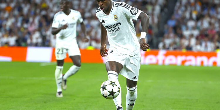 El delantero brasileño del Real Madrid, Vinicius Junior, durante el encuentro correspondiente a la primera jornada de la Liga de Campeones que Real Madrid y Vfb Stuttgart disputaron en el estadio Santiago Bernabéu, en Madrid. EFE / Kiko Huesca.