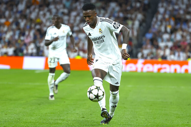 El delantero brasileño del Real Madrid, Vinicius Junior, durante el encuentro correspondiente a la primera jornada de la Liga de Campeones que Real Madrid y Vfb Stuttgart disputaron en el estadio Santiago Bernabéu, en Madrid. EFE / Kiko Huesca.