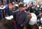 El expresidente de Bolivia y líder del oficialismo, Evo Morales, saluda este martes, en Caracollo (Bolivia). Morales inició una caminata desde el altiplano hacia La Paz para exigir respeto a su candidatura para las elecciones generales de 2025, en medio de acusaciones del Gobierno de Luis Arce de que busca dar un "golpe de Estado". EFE/ Luis Gandarillas