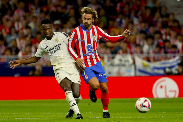 El delantero del Atlético de Madrid Antoine Griezmann (d) pelea una posesión con el delantero brasileño del Real Madrid Vinicius Jr (i) durante el encuentro correspondiente a la jornada 8 de LaLiga EA Sports disputado entre el Atlético de Madrid y el Real Madrid en el estadio Civitas Metropolitano de Madrid. EFE/ Ballesteros