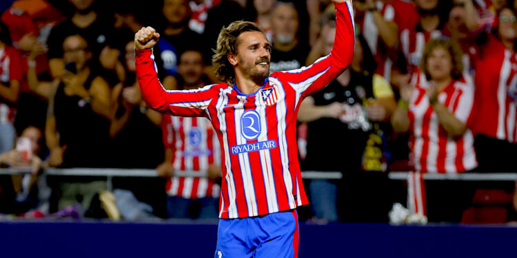 El delantero francés del Atlético de Madrid Antoine Griezmann celebra tras marcar el 2-0 durante el partido de la quinta jornada de LaLiga EA Sports entre el Atlético de Madrid y el Valencia CF, en el Cívitas Metropolitano de la capital española. EFE/ Ballesteros