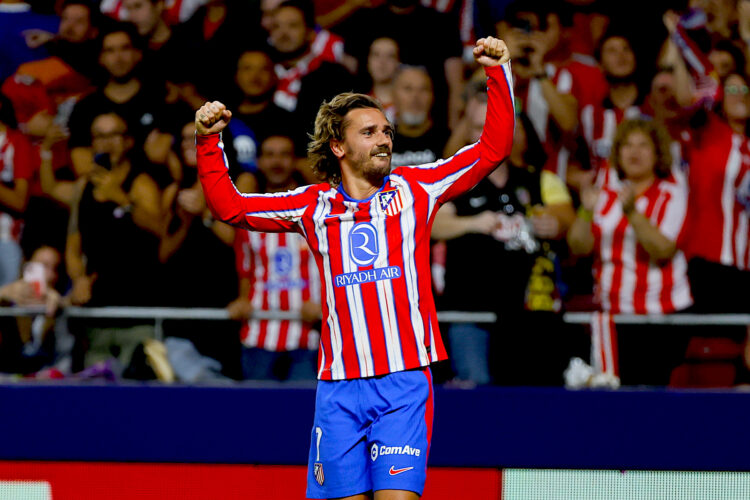 El delantero francés del Atlético de Madrid Antoine Griezmann celebra tras marcar el 2-0 durante el partido de la quinta jornada de LaLiga EA Sports entre el Atlético de Madrid y el Valencia CF, en el Cívitas Metropolitano de la capital española. EFE/ Ballesteros