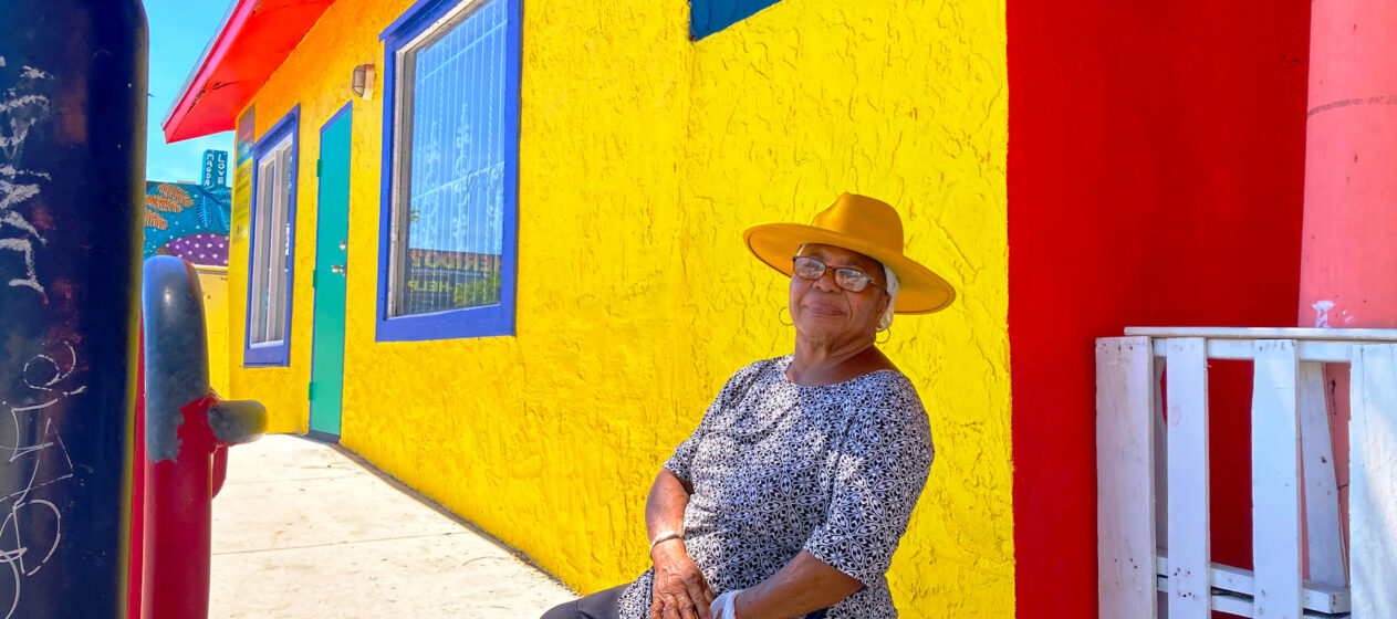 La haitiana Yolande Fertil, de 75 años posa en el barrio la Pequeña Haití este viernes en Miami  (EE.UU.). La comunidad haitiana en Estados Unidos, país donde suma al menos un millón de personas, la mitad de ellas en el sur de Florida, está hastiada de los comentarios del expresidente y candidato republicano Donald Trump sobre que comen perros y gatos. EFE/ Ivonne Malaver