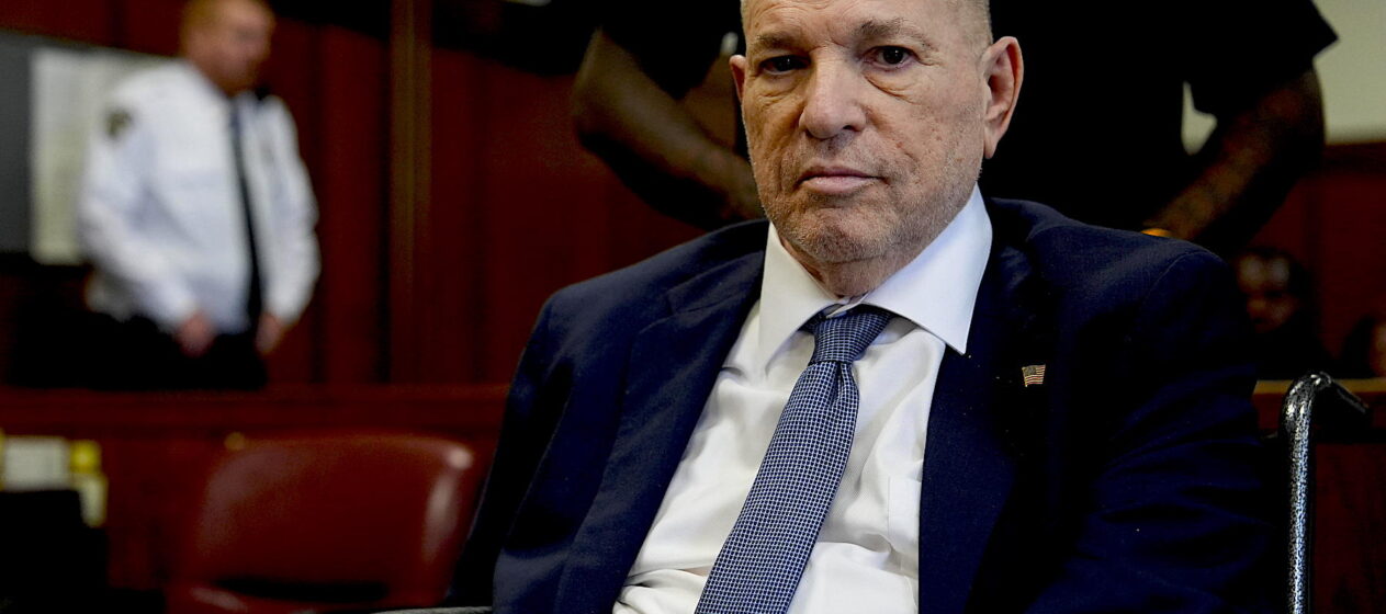 Fotografía de archivo del 29 de mayo de 2024 de Harvey Weinstein durante una audiencia en Nueva York (EE. UU). El productor de cine Harvey Weinstein, condenado a 16 años de cárcel por abuso sexual y a la espera de otro juicio por otros casos similares, fue trasladado de urgencia a un hospital de Nueva York, donde se le practicó una operación de corazón. Sus representantes Craig Rothfeld y Juda Engelmayer emitieron un comunicado en el que confirmaron su traslado al Hospital Bellevue y que fue sometido a una cirugía cardíaca, pero no aportaron más detalles. EFE/ Julia Nikhinson / Pool