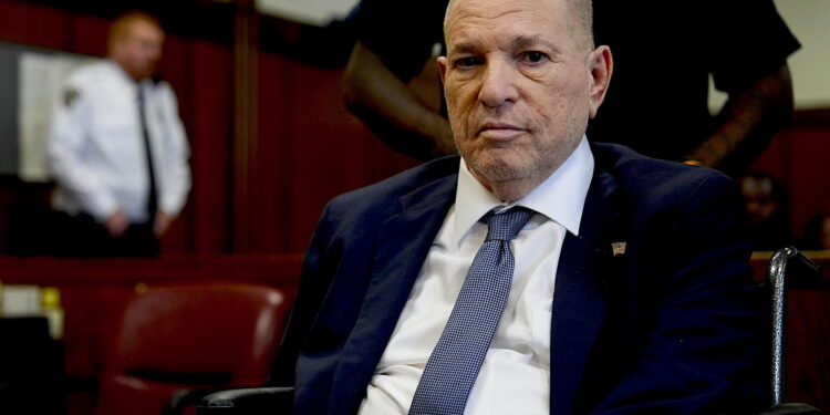 Fotografía de archivo del 29 de mayo de 2024 de Harvey Weinstein durante una audiencia en Nueva York (EE. UU). El productor de cine Harvey Weinstein, condenado a 16 años de cárcel por abuso sexual y a la espera de otro juicio por otros casos similares, fue trasladado de urgencia a un hospital de Nueva York, donde se le practicó una operación de corazón. Sus representantes Craig Rothfeld y Juda Engelmayer emitieron un comunicado en el que confirmaron su traslado al Hospital Bellevue y que fue sometido a una cirugía cardíaca, pero no aportaron más detalles. EFE/ Julia Nikhinson / Pool