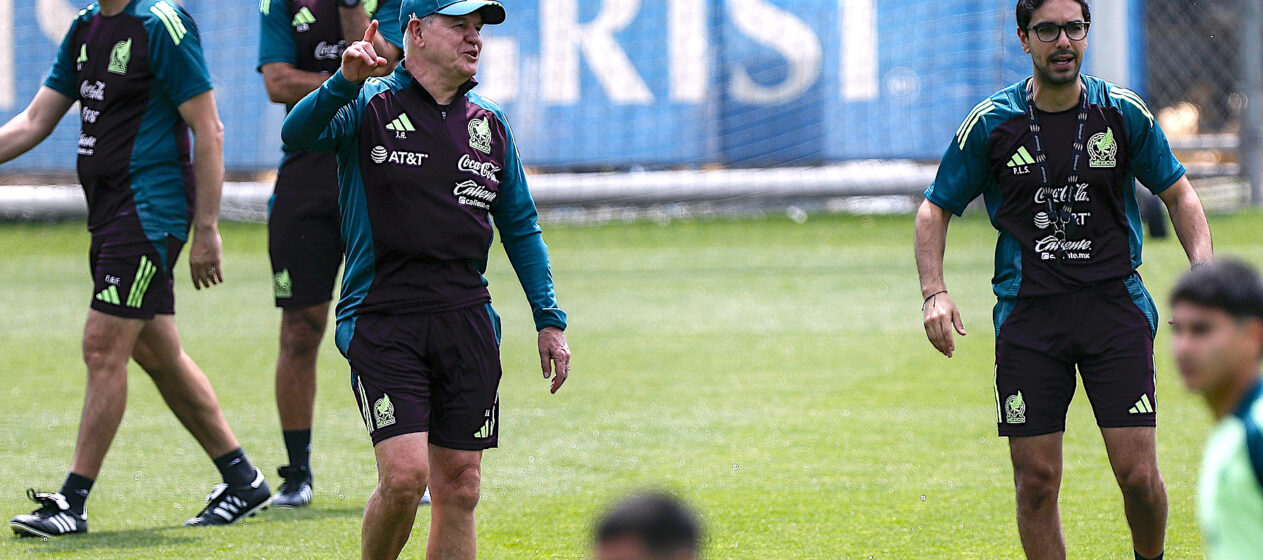 El entrenador de la selección mexicana de fútbol Javier Aguirre (c-i) dirige un entrenamiento previo al amistoso contra Nueva Zelanda, en el Centro de Alto Rendimiento, en Ciudad de México (México). EFE/ Isaac Esquivel