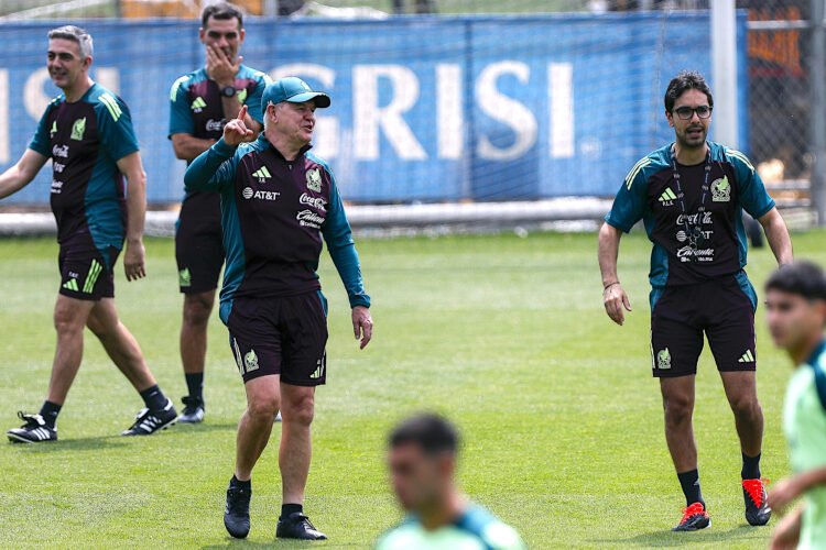 El entrenador de la selección mexicana de fútbol Javier Aguirre (c-i) dirige un entrenamiento previo al amistoso contra Nueva Zelanda, en el Centro de Alto Rendimiento, en Ciudad de México (México). EFE/ Isaac Esquivel