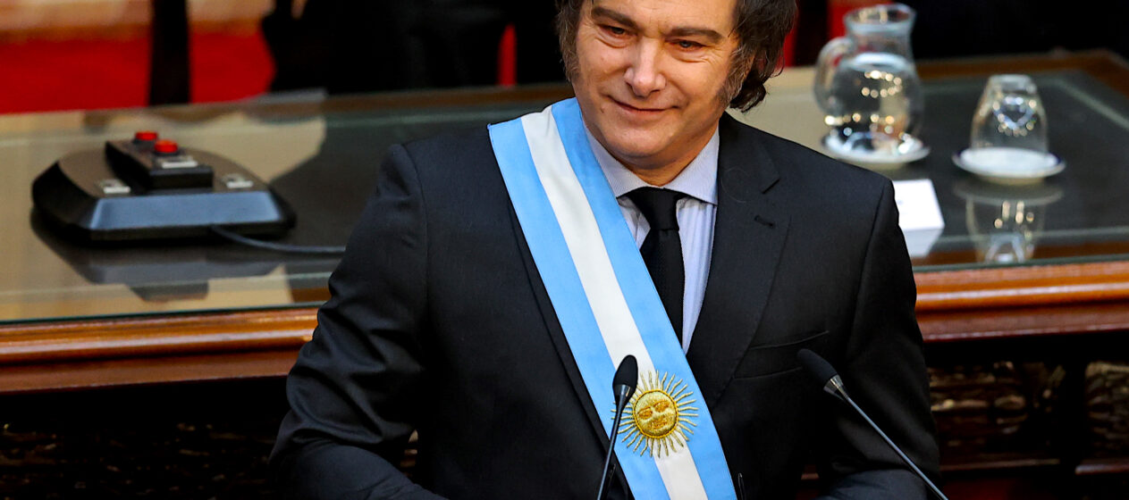 El presidente de Argentina, Javier Milei, asiste al Congreso de la Nación para presentar el presupuesto anual este domingo, en Buenos Aires (Argentina). Milei anticipó durante la presentación del Presupuesto de su Ejecutivo para 2025, que vetará "todos los proyectos que atenten contra el déficit fiscal", tras vetar una ley de reforma jubilatoria y anunciar que haría lo mismo con la ley de financiación universitaria. EFE/ Juan Ignacio Roncoroni