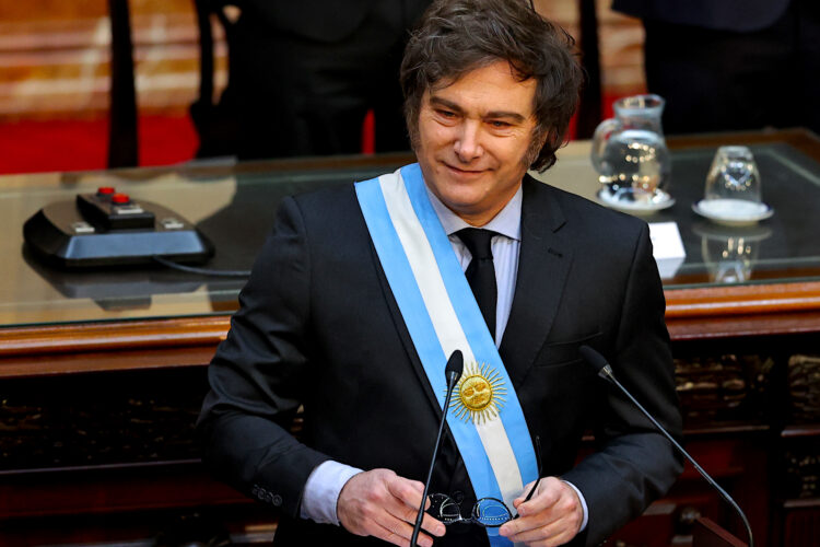 El presidente de Argentina, Javier Milei, asiste al Congreso de la Nación para presentar el presupuesto anual este domingo, en Buenos Aires (Argentina). Milei anticipó durante la presentación del Presupuesto de su Ejecutivo para 2025, que vetará "todos los proyectos que atenten contra el déficit fiscal", tras vetar una ley de reforma jubilatoria y anunciar que haría lo mismo con la ley de financiación universitaria. EFE/ Juan Ignacio Roncoroni