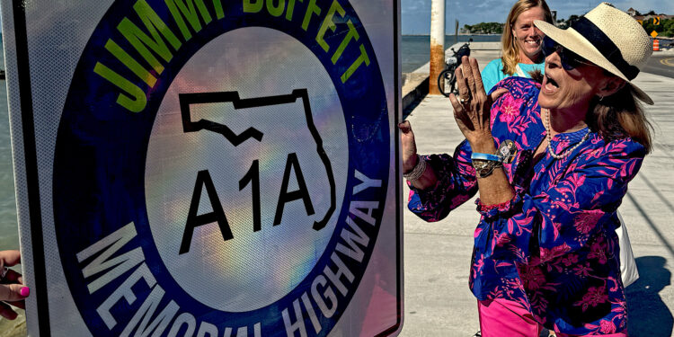 La isla de Cayo Hueso inauguró el cartel en honor al cantante fallecido el 1 de septiembre de 2023 a los 76 años. EFE/ Andy Newman / Oficina de Noticias de los Cayos de Florida