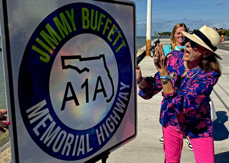 La isla de Cayo Hueso inauguró el cartel en honor al cantante fallecido el 1 de septiembre de 2023 a los 76 años. EFE/ Andy Newman / Oficina de Noticias de los Cayos de Florida