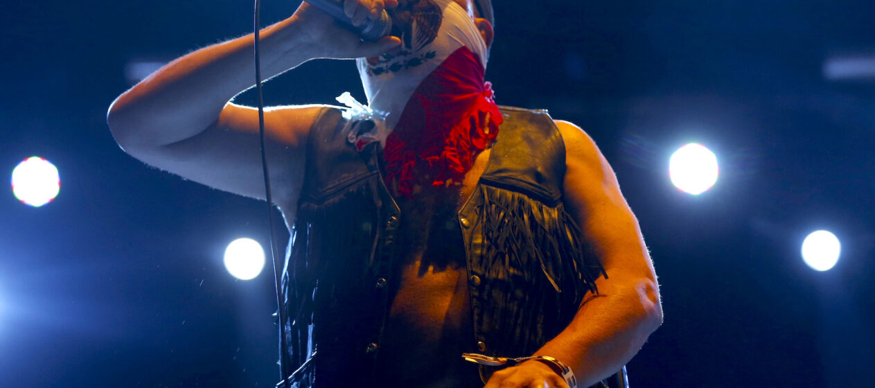 Fotografía de archivo del 24 de junio de 2017 del vocalista de banda de rock metal mexicana Brujería, Juan Brujo, durante su presentación en el Download Festival en Madrid (España). Brujo falleció a los 61 años tras sufrir un paro cardíaco el pasado lunes en el estado de Ohio (EE.UU.), donde el grupo se encontraba de gira. EFE/ Kiko Huesca