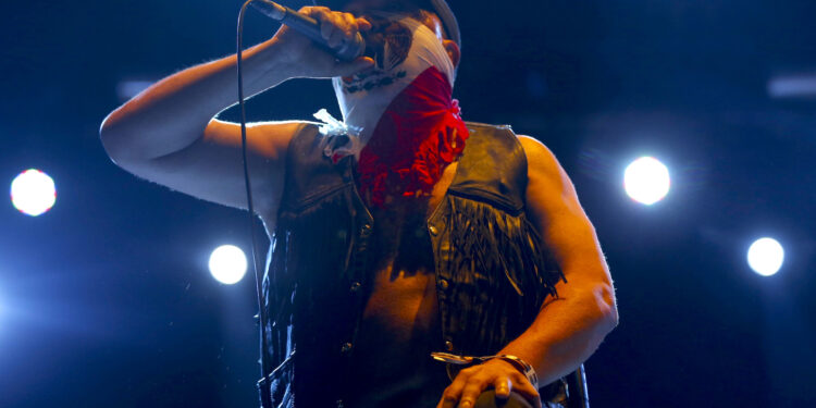 Fotografía de archivo del 24 de junio de 2017 del vocalista de banda de rock metal mexicana Brujería, Juan Brujo, durante su presentación en el Download Festival en Madrid (España). Brujo falleció a los 61 años tras sufrir un paro cardíaco el pasado lunes en el estado de Ohio (EE.UU.), donde el grupo se encontraba de gira. EFE/ Kiko Huesca