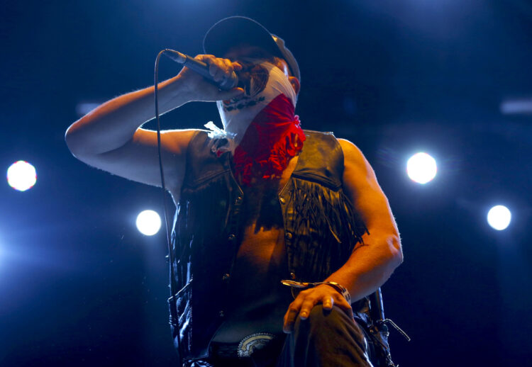 Fotografía de archivo del 24 de junio de 2017 del vocalista de banda de rock metal mexicana Brujería, Juan Brujo, durante su presentación en el Download Festival en Madrid (España). Brujo falleció a los 61 años tras sufrir un paro cardíaco el pasado lunes en el estado de Ohio (EE.UU.), donde el grupo se encontraba de gira. EFE/ Kiko Huesca