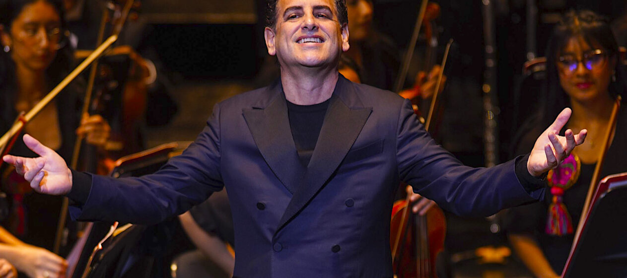 El tenor peruano Juan Diego Flórez durante su actuación en el Teatro Real de Madrid acompañado por la Orquesta Juvenil Sinfonía por el Perú bajo la dirección de Ana María Patiño-Osorio. EFE / Javier del Real / Teatro Real.