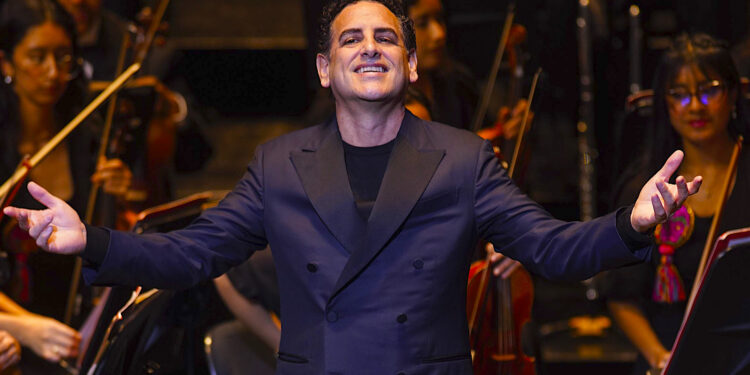 El tenor peruano Juan Diego Flórez durante su actuación en el Teatro Real de Madrid acompañado por la Orquesta Juvenil Sinfonía por el Perú bajo la dirección de Ana María Patiño-Osorio. EFE / Javier del Real / Teatro Real.