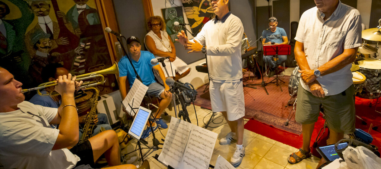 Fotografía del 19 de septiembre de 2024 del músico cubano Ruy López-Nussa (d) durante un ensayo de su proyecto La Academia en La Habana (Cuba). El experimentado percusionista cubano celebra con un concierto este sábado los 15 años de la agrupación musical La Academia, un proyecto personal con el que confiesa estar sastifecho.EFE/Yander Zamora