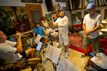 Fotografía del 19 de septiembre de 2024 del músico cubano Ruy López-Nussa (d) durante un ensayo de su proyecto La Academia en La Habana (Cuba). El experimentado percusionista cubano celebra con un concierto este sábado los 15 años de la agrupación musical La Academia, un proyecto personal con el que confiesa estar sastifecho.EFE/Yander Zamora