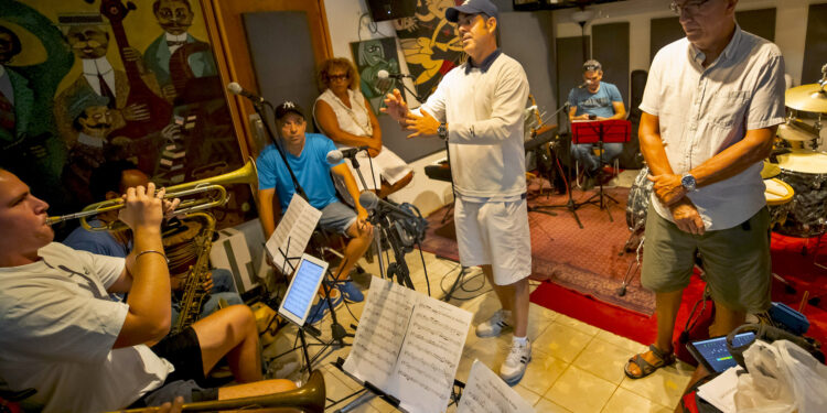 Fotografía del 19 de septiembre de 2024 del músico cubano Ruy López-Nussa (d) durante un ensayo de su proyecto La Academia en La Habana (Cuba). El experimentado percusionista cubano celebra con un concierto este sábado los 15 años de la agrupación musical La Academia, un proyecto personal con el que confiesa estar sastifecho.EFE/Yander Zamora