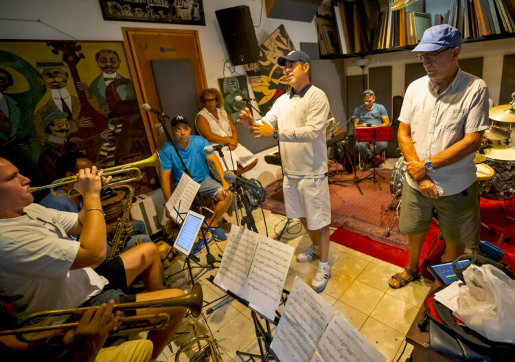 Fotografía del 19 de septiembre de 2024 del músico cubano Ruy López-Nussa (d) durante un ensayo de su proyecto La Academia en La Habana (Cuba). El experimentado percusionista cubano celebra con un concierto este sábado los 15 años de la agrupación musical La Academia, un proyecto personal con el que confiesa estar sastifecho.EFE/Yander Zamora