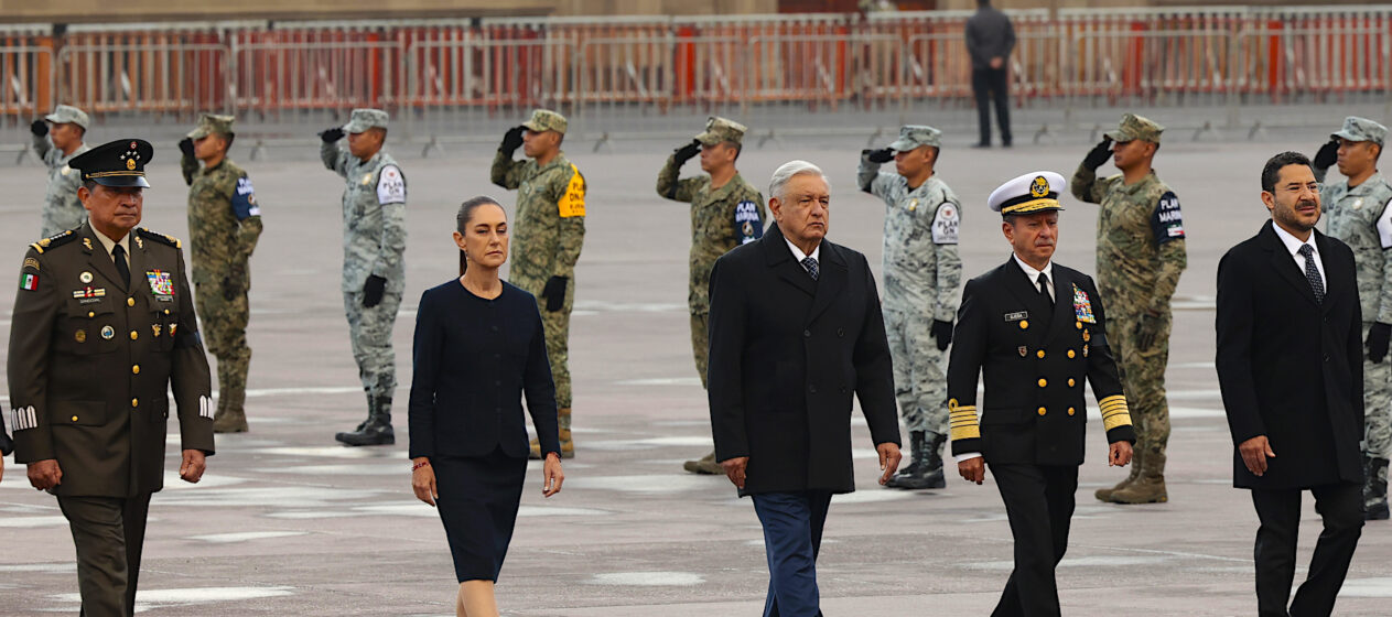 Desde la izquierda, el secretario de la Defensa Nacional (Sedena), Luis Cresencio Sandoval; la mandataria electa de México, Claudia Sheinbaum, el presidente de México, Andrés Manuel López Obrador; el secretario de Marina, José Rafael Ojeda Durán; y el jefe de gobierno de la Capital Mexicana, Martí Batres, participan en una ceremonia en honor a las víctimas de los sismos de 1985 y 2017 este jueves, realizada en la Plaza de la Constitución de la Ciudad de México (México). López Obrador y Sheinbaum conmemoraron los terremotos del 19 de septiembre de 1985 y 2017, los dos más destructivos en la historia reciente del país y ocurridos en la misma fecha. EFE/ José Méndez