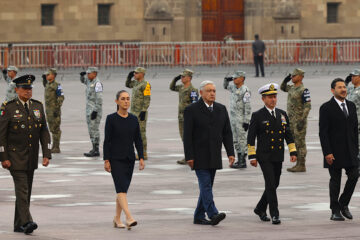 Desde la izquierda, el secretario de la Defensa Nacional (Sedena), Luis Cresencio Sandoval; la mandataria electa de México, Claudia Sheinbaum, el presidente de México, Andrés Manuel López Obrador; el secretario de Marina, José Rafael Ojeda Durán; y el jefe de gobierno de la Capital Mexicana, Martí Batres, participan en una ceremonia en honor a las víctimas de los sismos de 1985 y 2017 este jueves, realizada en la Plaza de la Constitución de la Ciudad de México (México). López Obrador y Sheinbaum conmemoraron los terremotos del 19 de septiembre de 1985 y 2017, los dos más destructivos en la historia reciente del país y ocurridos en la misma fecha. EFE/ José Méndez