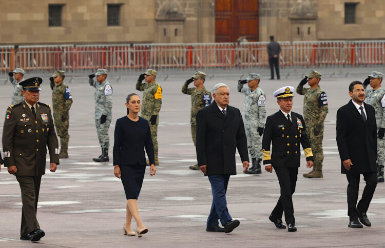 Desde la izquierda, el secretario de la Defensa Nacional (Sedena), Luis Cresencio Sandoval; la mandataria electa de México, Claudia Sheinbaum, el presidente de México, Andrés Manuel López Obrador; el secretario de Marina, José Rafael Ojeda Durán; y el jefe de gobierno de la Capital Mexicana, Martí Batres, participan en una ceremonia en honor a las víctimas de los sismos de 1985 y 2017 este jueves, realizada en la Plaza de la Constitución de la Ciudad de México (México). López Obrador y Sheinbaum conmemoraron los terremotos del 19 de septiembre de 1985 y 2017, los dos más destructivos en la historia reciente del país y ocurridos en la misma fecha. EFE/ José Méndez