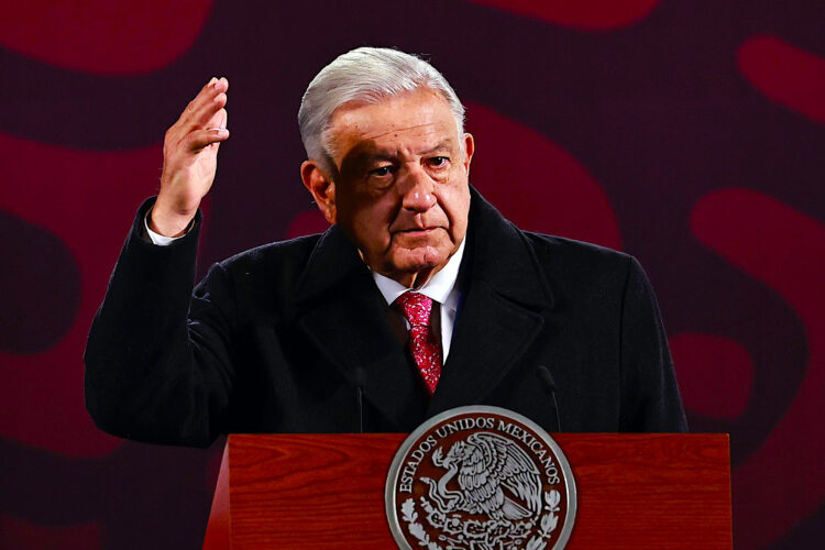 López Obrador concluye este lunes su mandato con una aprobación del 68 %, su mejor nivel desde 2019 y por encima de sus tres predecesores inmediatos, según reveló la encuesta del periódico El Financiero. EFE/ Sáshenka Gutiérrez