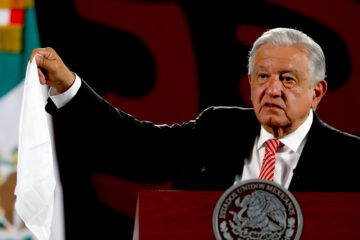 El presidente de México, Andrés Manuel López Obrador, habla durante su rueda de prensa matutina este lunes en Palacio Nacional de Ciudad de México (México). Obrador aseguró que la ministra presidenta de la Suprema Corte de Justicia de la Nación (SCJN), Norma Piña, está en su derecho para manifestarse en contra de la reforma judicial como lo han hecho otros trabajadores del Poder Judicial, pero insistió en que ese poder debe limpiarse. EFE/ Mario Guzmán