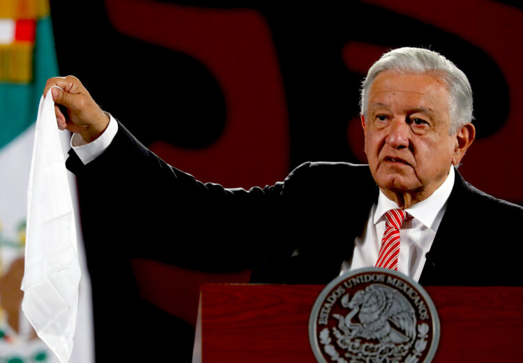 El presidente de México, Andrés Manuel López Obrador, habla durante su rueda de prensa matutina este lunes en Palacio Nacional de Ciudad de México (México). Obrador aseguró que la ministra presidenta de la Suprema Corte de Justicia de la Nación (SCJN), Norma Piña, está en su derecho para manifestarse en contra de la reforma judicial como lo han hecho otros trabajadores del Poder Judicial, pero insistió en que ese poder debe limpiarse. EFE/ Mario Guzmán