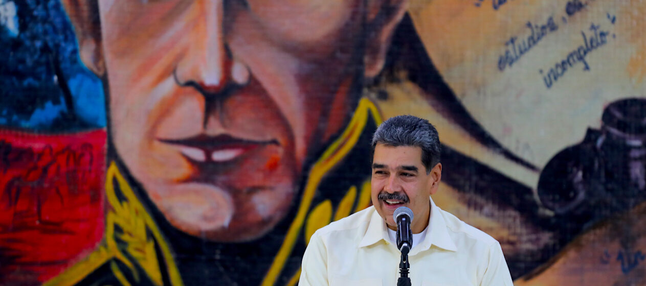 Fotografía cedida por Prensa Miraflores del presidente de Venezuela, Nicolás Maduro, hablando durante un acto de condecoración este viernes, en Caracas (Venezuela). Maduro condecoró a cuatro militares que, junto con otros 12 funcionarios del país, fueron sancionados por Estados Unidos  al considerar que proclamaron "falsamente" la victoria del mandatario en las elecciones del pasado 28 de julio. EFE/ PRENSA MIRAFLORES