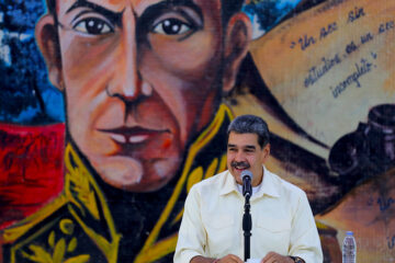 Fotografía cedida por Prensa Miraflores del presidente de Venezuela, Nicolás Maduro, hablando durante un acto de condecoración este viernes, en Caracas (Venezuela). Maduro condecoró a cuatro militares que, junto con otros 12 funcionarios del país, fueron sancionados por Estados Unidos  al considerar que proclamaron "falsamente" la victoria del mandatario en las elecciones del pasado 28 de julio. EFE/ PRENSA MIRAFLORES