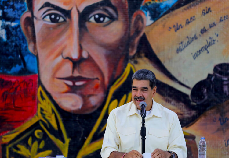 Fotografía cedida por Prensa Miraflores del presidente de Venezuela, Nicolás Maduro, hablando durante un acto de condecoración este viernes, en Caracas (Venezuela). Maduro condecoró a cuatro militares que, junto con otros 12 funcionarios del país, fueron sancionados por Estados Unidos  al considerar que proclamaron "falsamente" la victoria del mandatario en las elecciones del pasado 28 de julio. EFE/ PRENSA MIRAFLORES