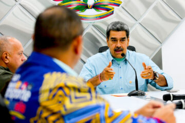 Fotografía cedida por prensa Miraflores del presidente de Venezuela, Nicolás Maduro, durante una reunión en el puesto de comando en Miraflores, este viernes en Caracas (Venezuela). El presidente de Venezuela, Nicolás Maduro, dijo este viernes que "una cuenta llamada Anonymous" de "la extrema derecha" ya había amenazado con un apagón nacional, luego de que esta madrugada se registrara una falla que dejó sin electricidad a gran parte del país, causada -dijo el mandatario- por un "ataque al corazón" del sistema de Guri, la principal instalación de generación eléctrica ubicada en el estado Bolívar (sur, fronterizo con Brasil). EFE/ Zurimar Campos / Prensa Miraflores /