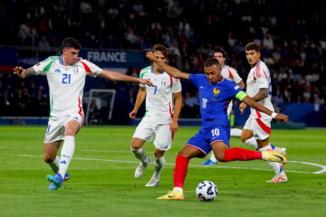 El Paris Saint-Germain debe pagar a Kylian Mbappé (d) los 55 millones de euros en sueldos y primas atrasados . (Francia, Italia) EFE/EPA/MOHAMMED BADRA