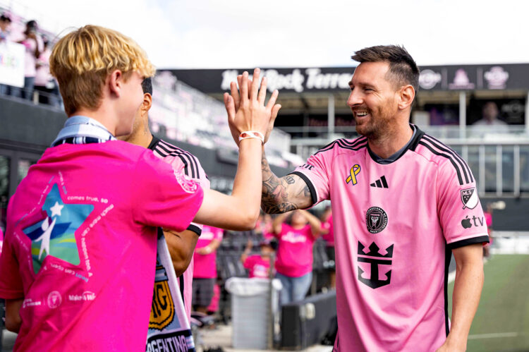 Fotografía del 24 de septiembre de 2024 cedida por Inter Miami CF del argentino Leo Messi durante un evento con niños, este jueves en Chicago (EEUU). Messi, el uruguayo Luis Suárez, el español Jordi Alba y otros jugadores del Inter Miami cumplieron los deseos de 23 niños con enfermedades graves de la organización benéfica 'Make a Wish' y les recibieron en Miami en un evento de cuatro días organizado por el club rosado. EFE/ Inter Miami CF/ SOLO USO EDITORIAL